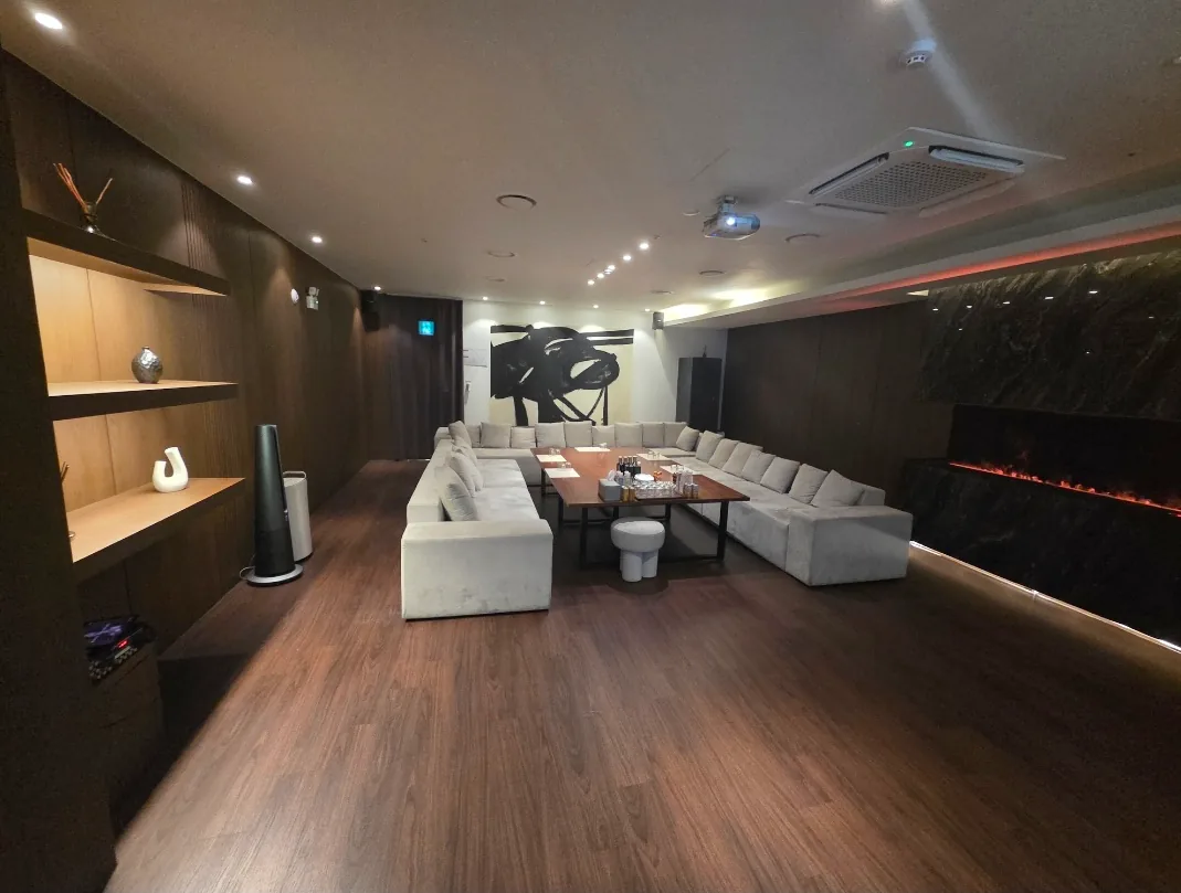 흰색 소파와 선반이 있는 헤리티지 실내 사진
